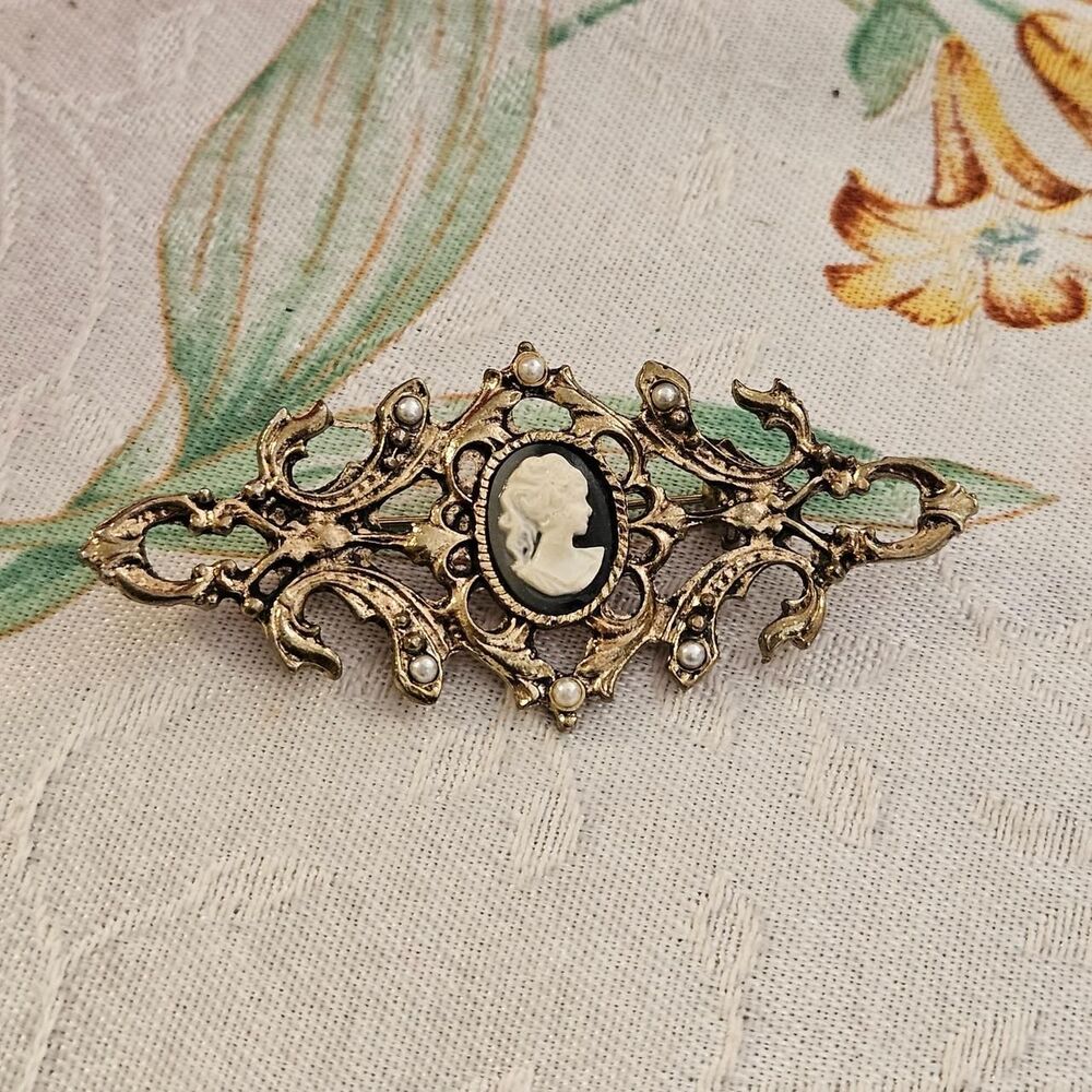 vintage coquette romantic cameo brooch